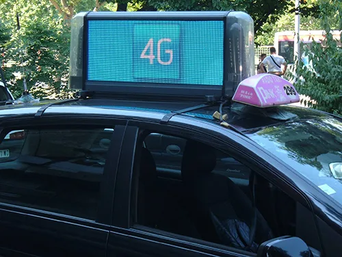 display a led superiore dell'auto